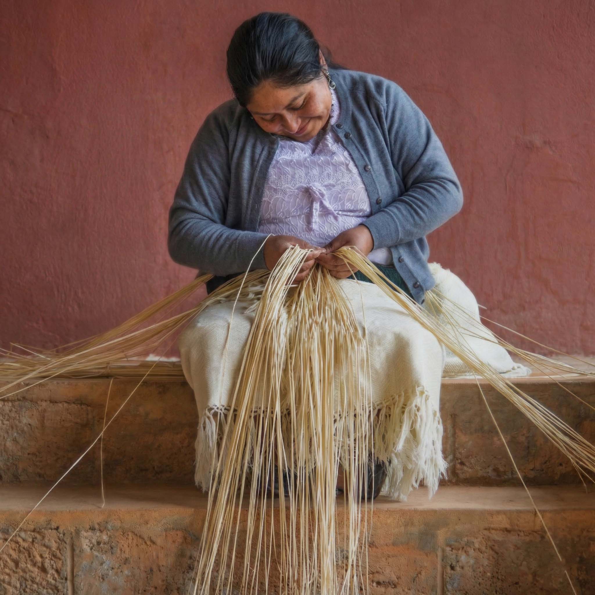 Artesanas tejiendo paja toquilla
